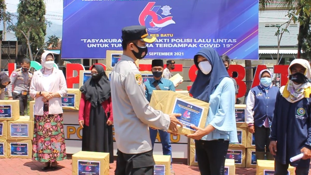 HUT Lalu Lintas Bhayangkara ke 66, Kapolres Malang Berikan Bantuan Sembako