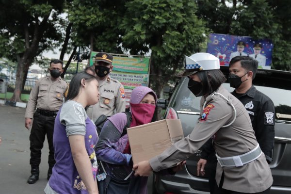Polresta Malang Kota Distribusikan Bansos Kepada Masyarakat Terdampak Penyesuaian Harga BBM