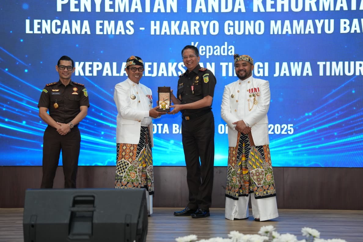 Pemkot Batu Anugerahkan Lencana Hakaryo Guno Mamayu Bawono Kepada Kajati Jatim, Dr. Kuntadi