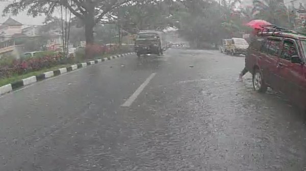 Bantu Dorong Mobil Mogok, AKP Yoppi Kasat Lantas Polresta Malang Kota Tuai Pujian