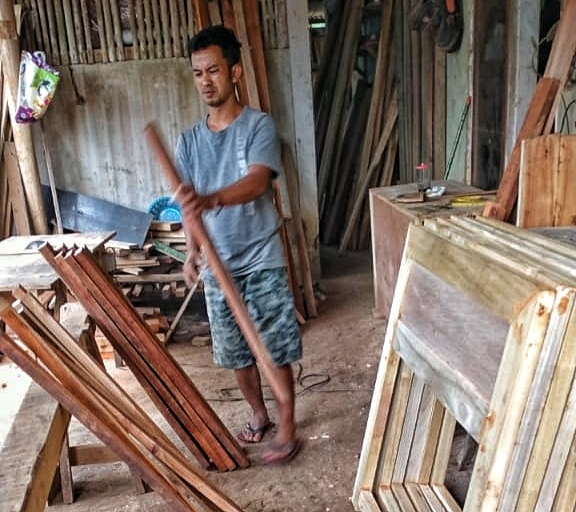 Potret Kegigihan Pengajar di Dampit, Kembangkan Usaha Mebel Saat Pandemi