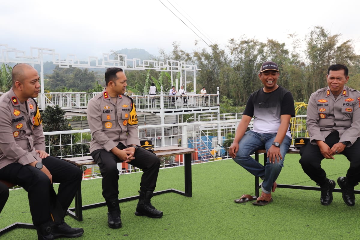 Support Program Presiden RI Asta Cita, Kapolres Batu AKBP Andi Gelar Jumat Curhat di D’Kopi Sabin
