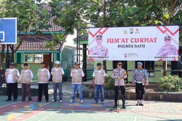 Polre Batu Gelar Jumat Curhat di Desa Tawangsari Pujon