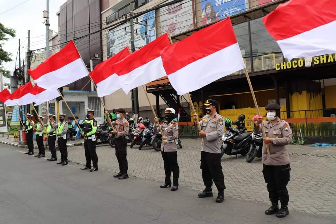 Kibarkan Bendera Merah Putih, Kapolres Batu Juga Bagikan Sembako Kepada Ojol