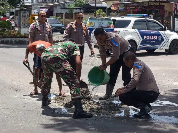 Bantu Atasi Keluhan Warga, Personel Polresta Malang Kota Gerak Cepat Tambal Jalan Berlubang