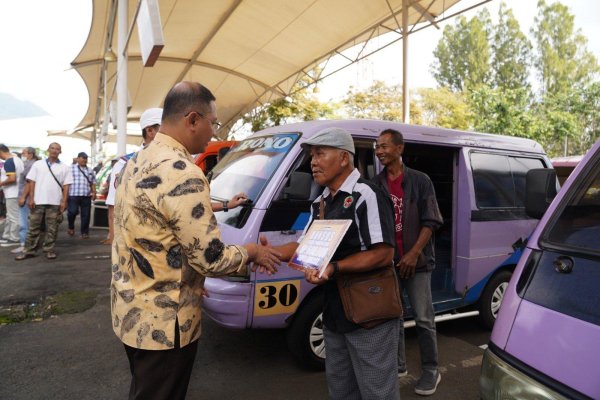 Pj Walikota Batu Aries Agung Paewai Pimpin Penyerahan Subsidi BLT