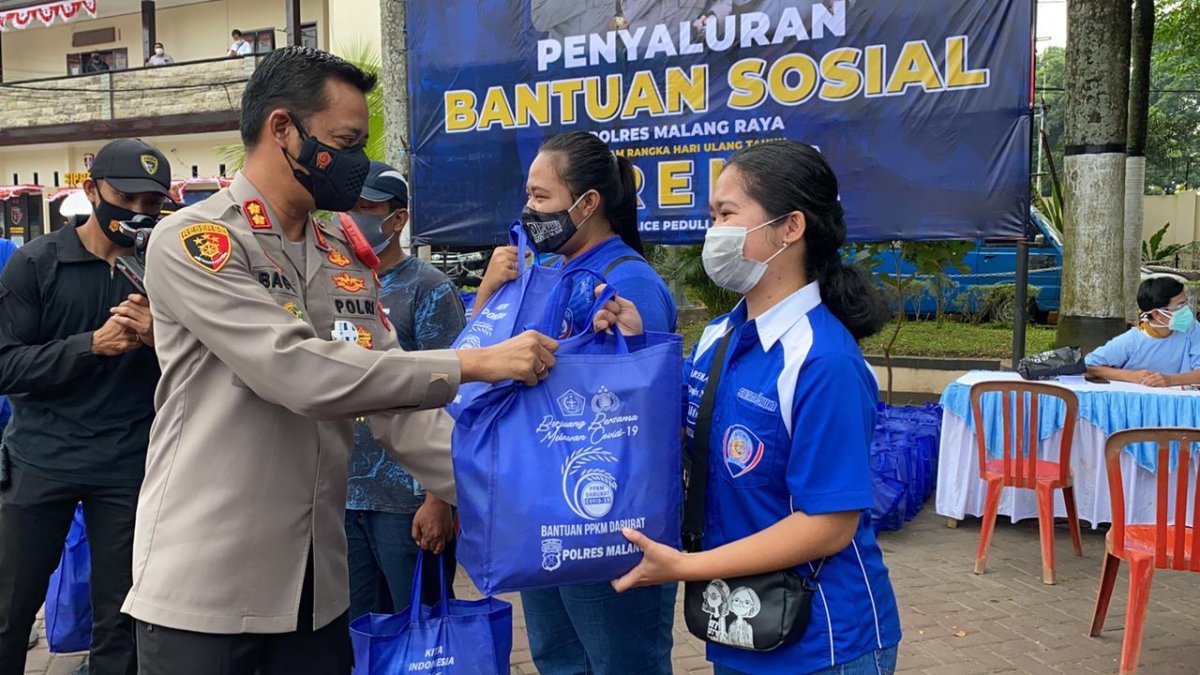 Sambut HUT Arema, Polres Malang Berikan Kado 250 Dosis Vaksin untuk Aremania dan Aremanita