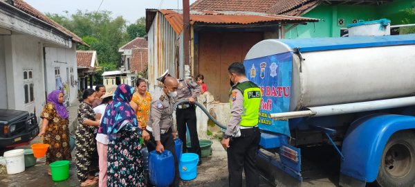 Terus Berlanjut, Polres Batu Distribusikan Pasokan Air Bersih ke Desa Terdampak Banjir Bandang