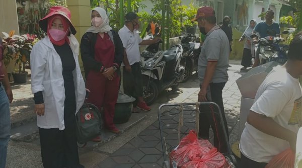Peduli Sesama, Bunda Wiwik Bersama Sahabat WS Berikan Bantuan Korban Banjir