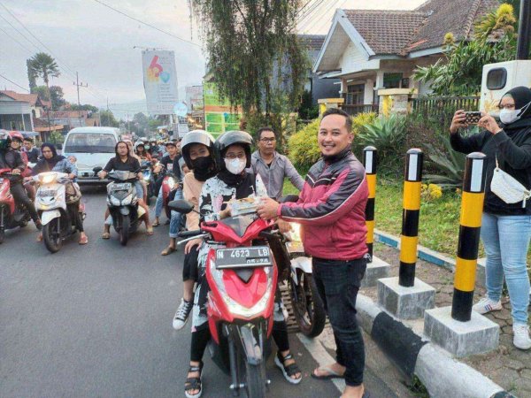 ASPEK Kota Batu Bagikan 3.000 Takjil Olahan Daging Kelinci, Ketua BPD Punten: Kami Apresiasi dan Mendukung