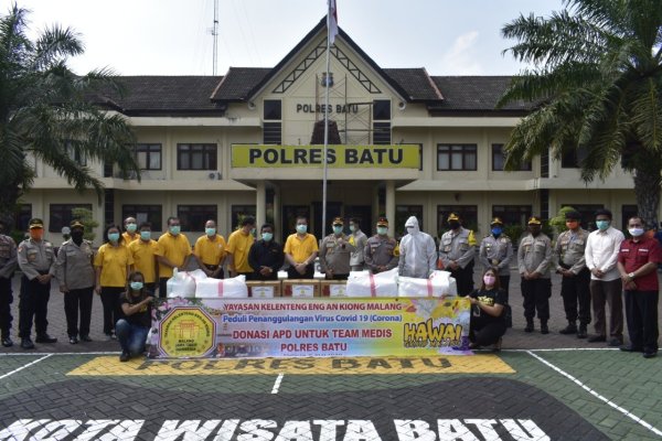 Klenteng Eng An Kiong bersama Hawaii Waterpark Grup, Donasikan APD ke Polres Batu