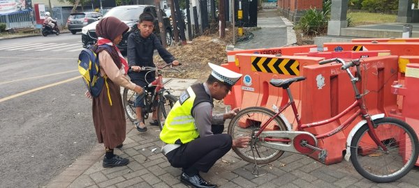 Bantu Perbaiki Sepeda Milik Pelajar, Anggota Polsek Lowokwaru Polresta Malang Kota Tuai Pujian