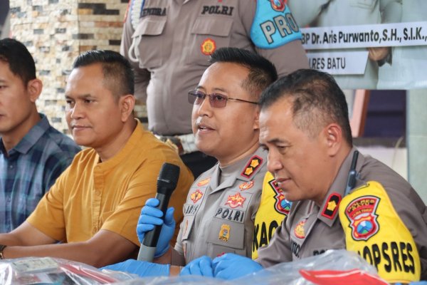 Kapolres Batu, AKBP Dr. Aris Purwanto Ungkap Kasus Sopir Truk Aniaya Pengendara Lain di Pujon, Saat Konferensi Pers