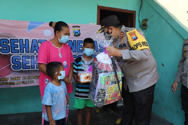 280 Pelajar Korban Covid-19 di Mojokerto Dapat Seragam Sekolah Gratis, 2 Jadi Anak Asuh