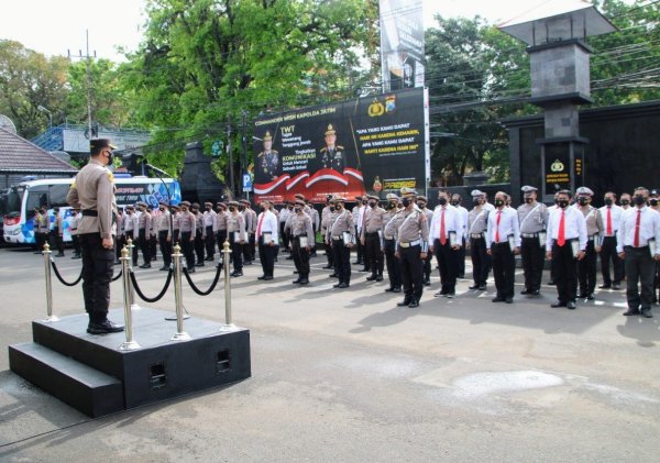 Kapolresta Malang Kota, Pimpin Upacara Kenaikan Pangkat dan Berikan Reward Anggota Berprestasi