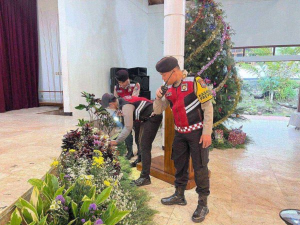 Pastikan Aman Jelang Natal 2024, Sat Samapta Polres Batu Lakukan Sterilisasi Gereja