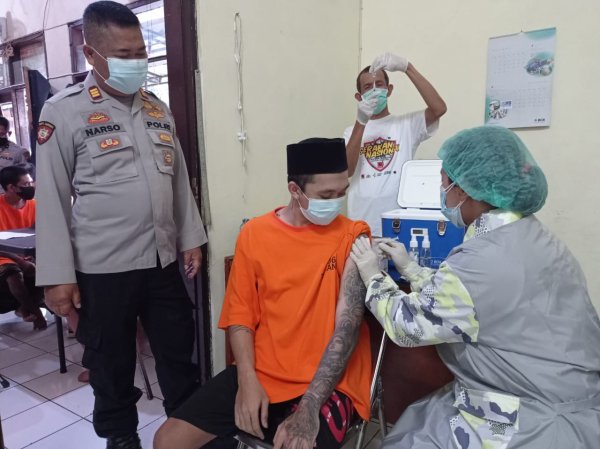 Cegah Covid-19, Tahanan Polresta Malang Kota Disuntik Vaksin