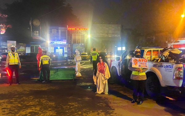 Sosialisasi Prokes, Satlantas Polres Batu Hibur Wisatawan dengan Pocong dan Kuntilanak