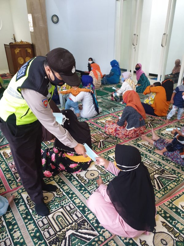 Putus Mata Rantai Covid-19, Kapolsek Ngantang Bagikan Masker