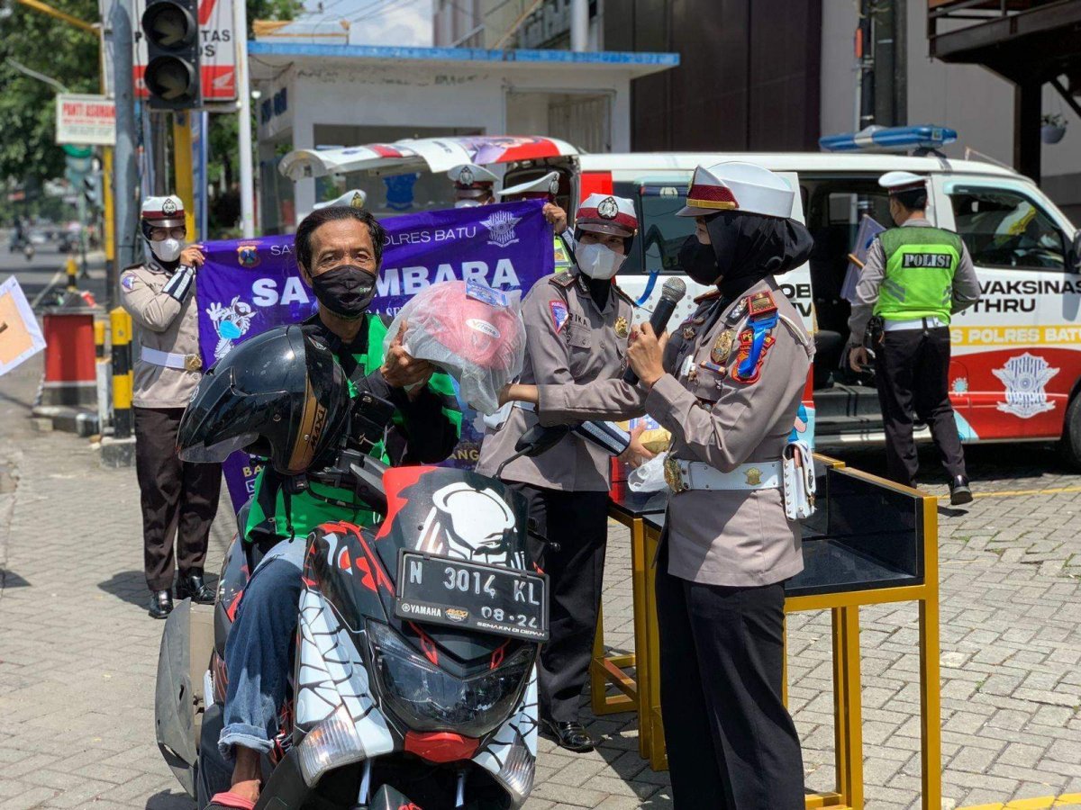 Gelar Operasi Zebra, Satlantas Polres Batu Bagikan Helm dan Buah Apel