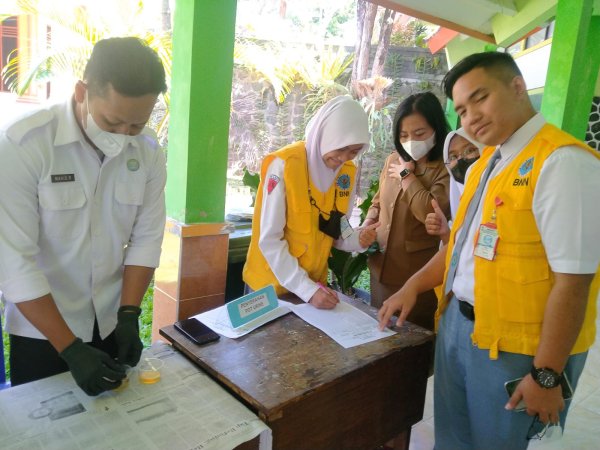 Cegah Bahaya Narkoba Sejak Dini, Ratusan Siswa SMAN 02 Batu Jalani Tes Urine