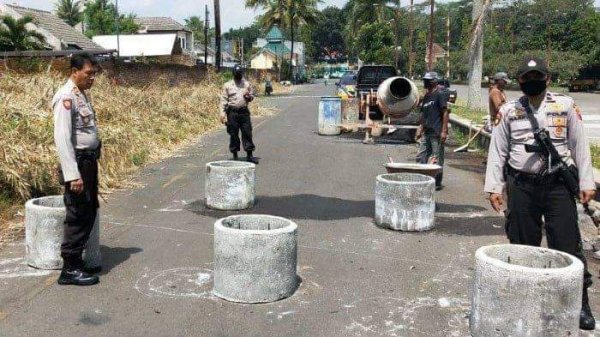 Cegah Aksi Balap Liar, Polresta Malang Kota Pasang Beton Buis