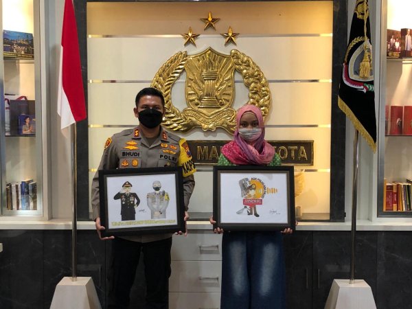 Idolakan Kapolresta Malang Kota, Penyandang Disabilitas Hadiahi Gambar