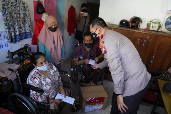 Kapolresta Malang Kota, Bagikan Bansos Kepada Korban Laka Lantas dan Masyarakat Difabel