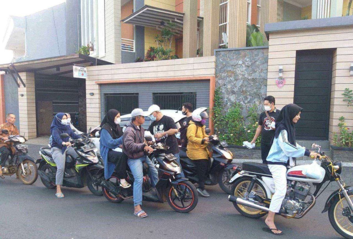 YUA Jatim Bersama Kades Junrejo Bagikan 500 Paket Takjil