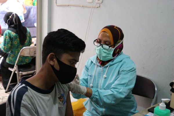 Dinkes Pemkot Batu, Berikan Vaksinansi Covid-19 Kepada Pedagang Sayur