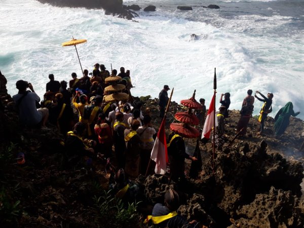 Larung Sesaji di Pantai Ngliyep, Hiasi Adat Jawa