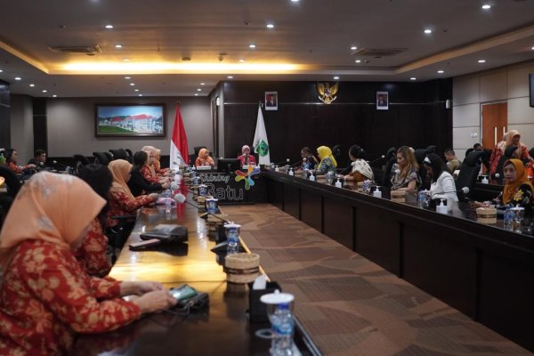 DWP Ditjen Keuda Kemendagri RI Puji Kerajinan Tangan Khas Kota Batu