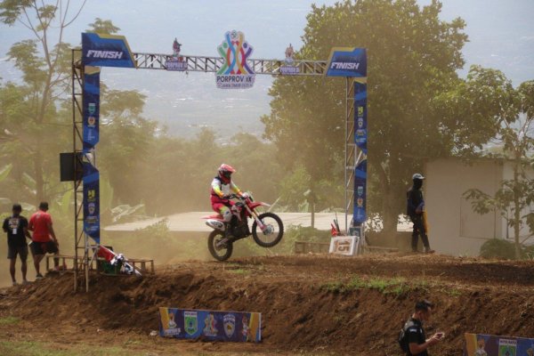 Pembalap Kota Batu Kuasai Kualifikasi Grass Track Porprov lX Jatim 2025, di Sirkuit Jalibar Desa Oro-Oro Ombo