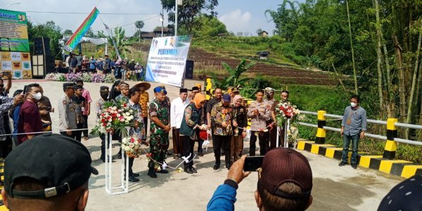 Wali Kota Batu Dewanti Rumpoko Resmikan Pembangunan Jembatan Telogo Towo dan Jalan Tembus Baru