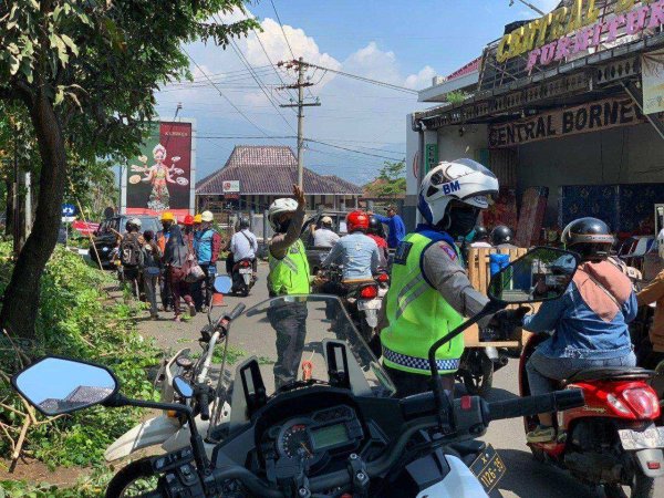 Antisipasi Laka, Satlantas Polres Batu Lakukan Pengamanan Pemangkasan Pohon