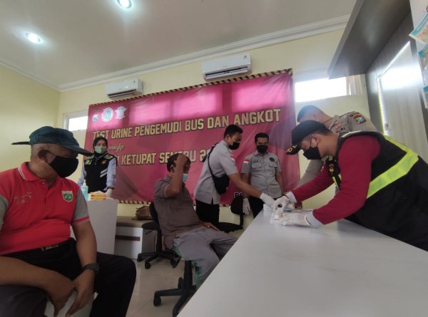 Cegah Penyalahgunaan Narkoba, Satresnarkoba Polres Batu Lakukan Tes Urine Puluhan Sopir Bus dan Angkot