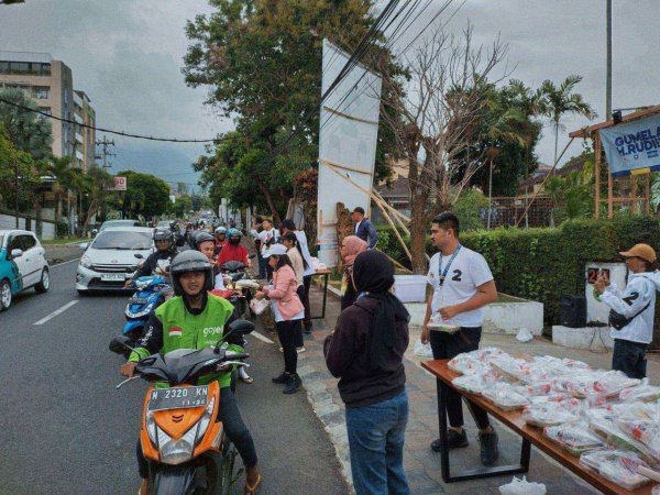 Berbagi Berkah, Relawan GuRu Bagikan 1500 Nasi Kotak di Depan Posko Pemenangan Gumelar-Rudi