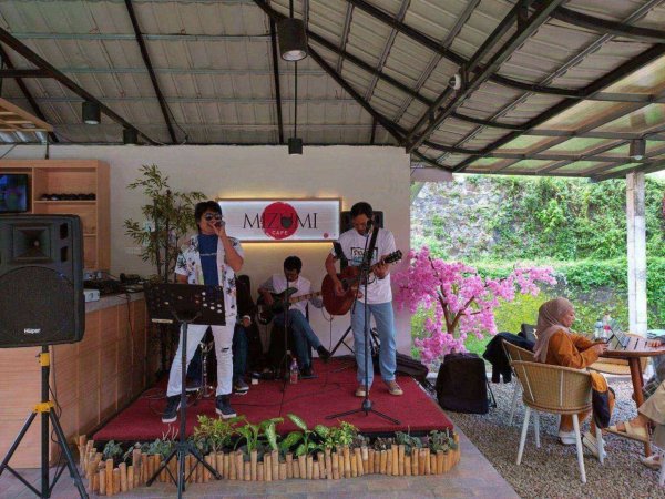 Hibur Wisatawan Manajemen The Onsen Hot Spring Resort, Hadirkan Live Music dari MN MEDIA ENTERTAINMENT