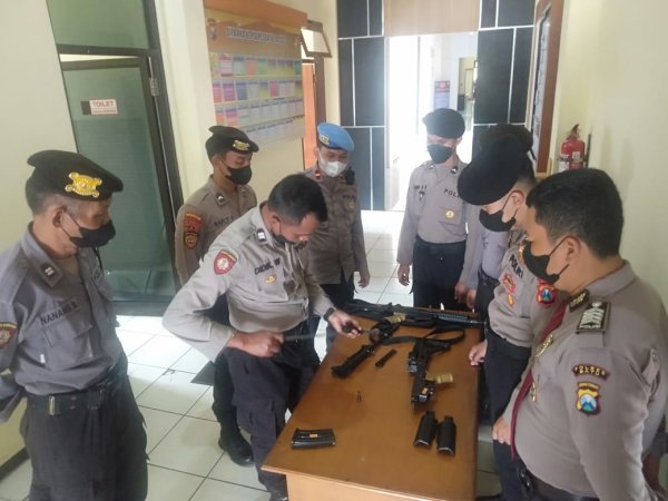 Tingkatkan Kemampuan, Personel Polres Batu Gelar Latihan Teknik Bongkar Pasang Senpi SS1V2