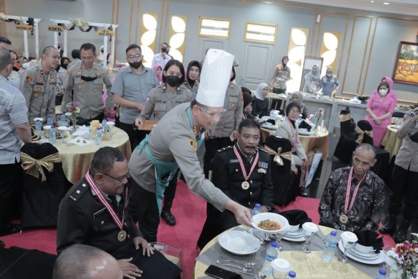 Pelepasan Purna Bhakti Anggota Polresta Malang Kota, Kombes Pol. Buher Jadi Chef