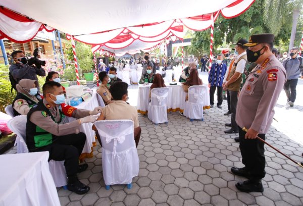 Tinjau Vaksinasi Serentak 10 Titik di NTB, Kapolri Harap Target Pemerintah Segera Terwujud