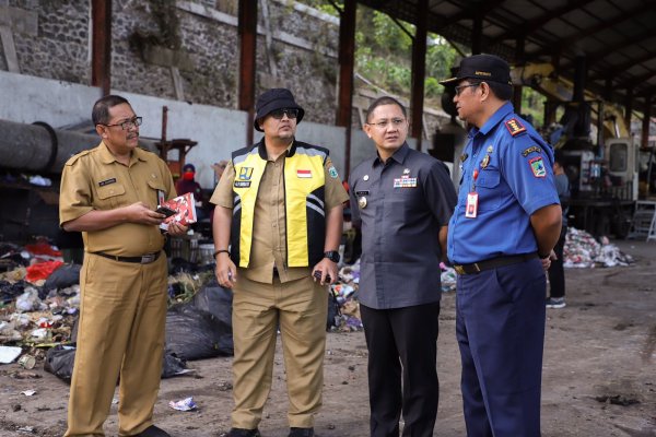 Hari Kedua Berkantor di TPA Tlekung, Pj. Wali Kota Batu Aries: Evaluasi dan Percepatan Penanganan Sampah