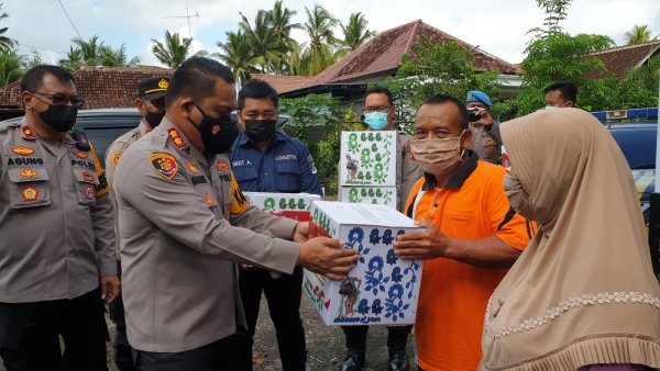 Jumat Berkah, Kapolresta Banyuwangi dan PJU Bagikan Sembako Kepada Warga Terdampak