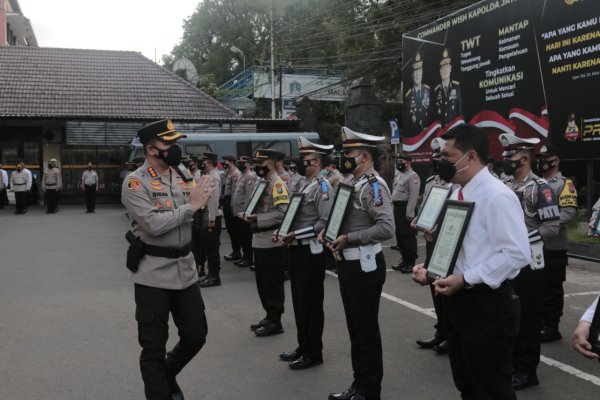 Kombes Pol Buher, Berikan Penghargaan Belasan Anggota Berprestasi