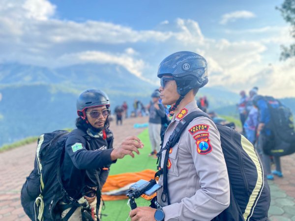 Kapolres Batu AKBP Oskar Ikut Tandem dalam Penutupan Batu International Paragliding 2023