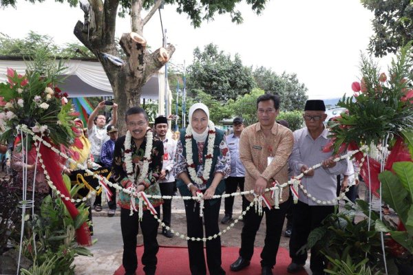 Resmikan Gedung Balai RW 6 Kelurahan Sisir, Dewanti: Jaga dan Rawat dengan Baik