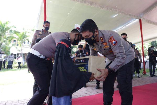 Polda Jatim Berikan Beasiswa Kepada Anak Korban Covid