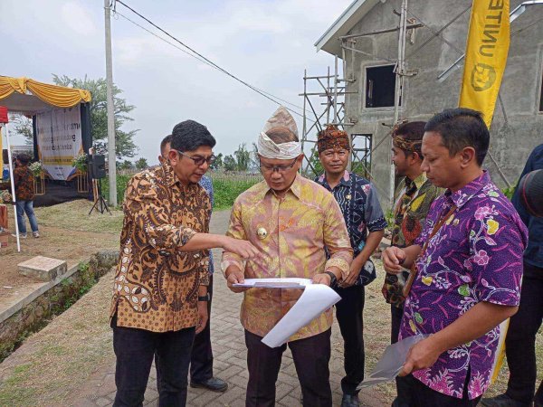Pj. Wali Kota Batu Aries Melakukan Peletakan Batu Pertama, Pembangunan Kandang Peternakan Domba di Desa Sumbergondo
