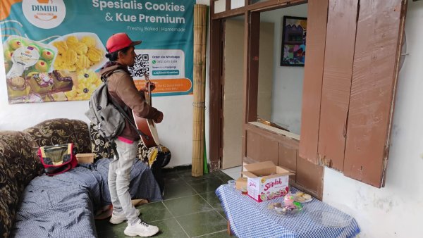 Demi Nafkahi Keluarga, Eko Pramono Penyandang Disabilitas Asal Kota Batu Rela Mengamen