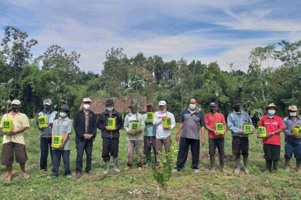 Sejahterakan dan Berdayakan Petani Desa Ngantru, Volunteer LBH Malang Berikan Bibit Alpukat Impor